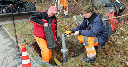 Wüstenroter Bauhofmitarbeiter betonieren in der Löwensteiner Straße das erste von vier Fundamenten mit Hülsen für ein mobiles Motorradlärm-Display. Foto: Gustav Döttling Wüstenroter Bauhofmitarbeiter betonieren in der Löwensteiner Straße das erste von vier Fundamenten mit Hülsen für ein mobiles Motorradlärm-Display. Foto: Gustav Döttling