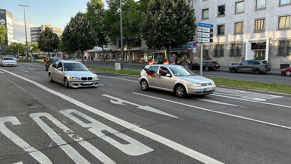 Wieviele Fahrzeuge sich am Autokorso beteiligten, war zunächst unklar.