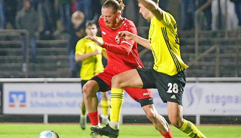 Gegen den TSV Crailsheim ließen sich die Öhringer mit Dionysios Pantelis (Zweiter von rechts) in zu viele Zweikämpfe verwickeln.
Foto: Marc Schmerbeck Gegen den TSV Crailsheim ließen sich die Öhringer mit Dionysios Pantelis (Zweiter von rechts) in zu viele Zweikämpfe verwickeln.
Foto: Marc Schmerbeck
