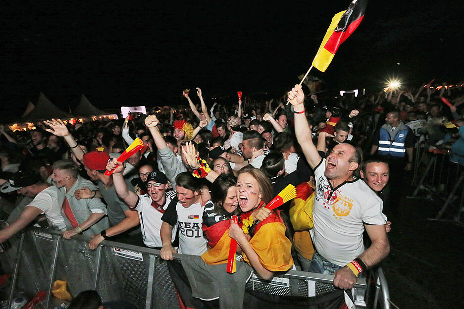 Jubel im Fandorf auf der Heilbronner Theresienwiese beim EM-Viertelfinal-Spiel Deutschland gegen Italien am 2. Juli 2016. Die DFB-Elf gewann nach Elfmeterschie&szlig;en 6:5.
