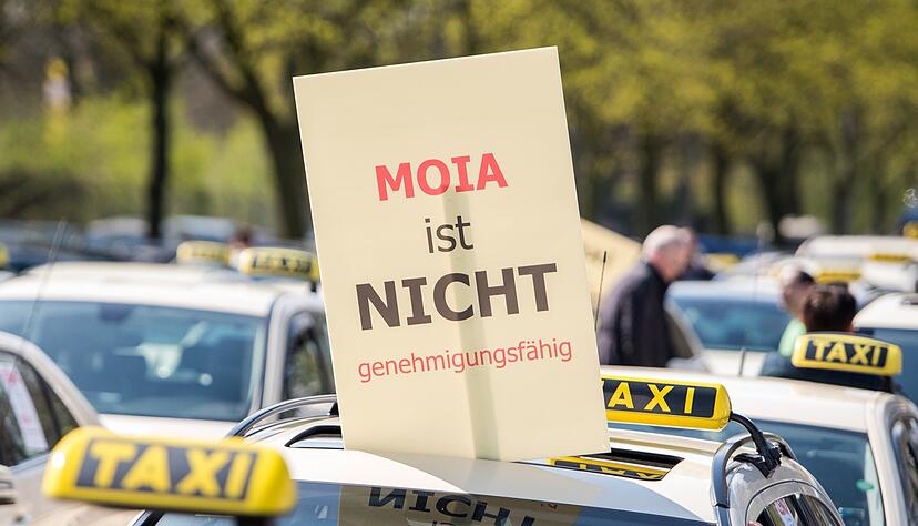 Das Recht ist noch auf ihrer Seite: In Deutschland protestierten Taxifahrer mit Erfolg gegen den Betrieb von Sammeltaxis, hier gegen die VW-Tochter Moia.
Foto: dpa Das Recht ist noch auf ihrer Seite: In Deutschland protestierten Taxifahrer mit Erfolg gegen den Betrieb von Sammeltaxis, hier gegen die VW-Tochter Moia.
Foto: dpa