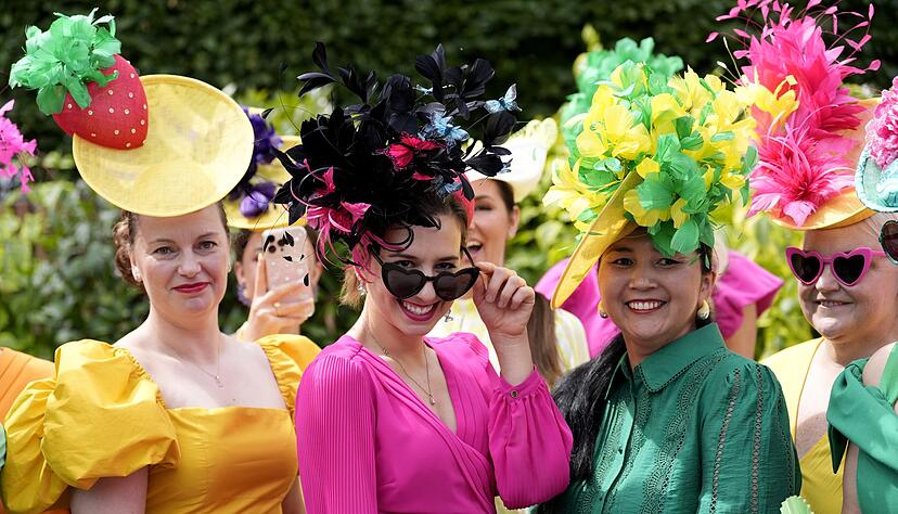 Hüte sieht man in vielen Farben und Formen. Hüte sieht man in vielen Farben und Formen.