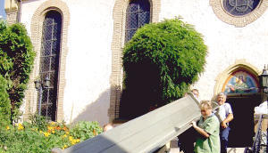 Kr&auml;ftig mit anpacken mussten die M&auml;nner bei der Renovierung. Recht marode waren die B&auml;nke bereits. (Fotos: Walter Schmid)