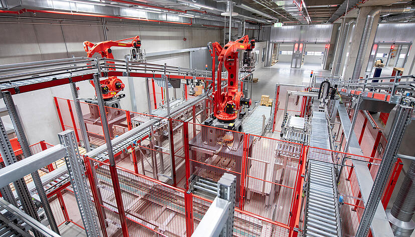 In der hochmodernen Erweiterung kommt auch eine Reihe von Robotern zum Einsatz. Die Würth-Gruppe hat das Ziel, bis 2030 in der Logistik einen Automatisierungsgrad von 75 Prozent zu erreichen. In der hochmodernen Erweiterung kommt auch eine Reihe von Robotern zum Einsatz. Die Würth-Gruppe hat das Ziel, bis 2030 in der Logistik einen Automatisierungsgrad von 75 Prozent zu erreichen.