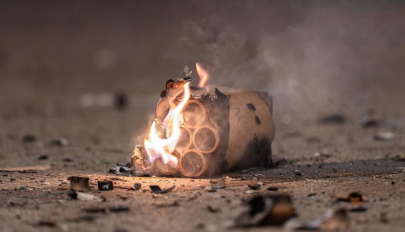 Tausende B&ouml;ller gehen in die Luft - und Dutzende Menschen werden dabei verletzt.