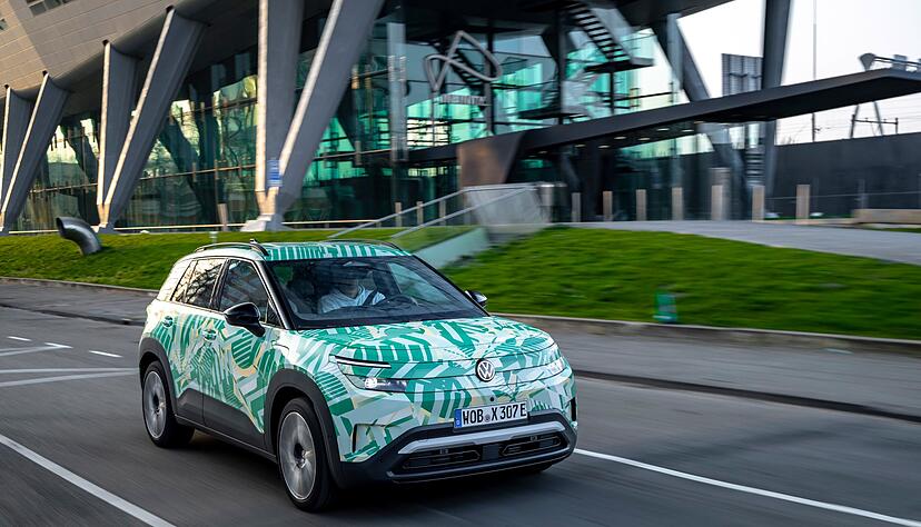 Noch ist er nur eine seriennahe Studie, doch der ID.Cross von VW k&ouml;nnte bald das elektrische Pendant zu hochbeinigen Kleinwagen sein.