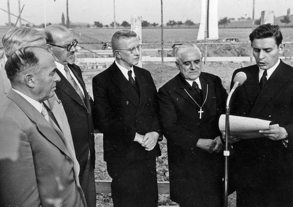 Im Mittelpunkt dieses besonderen Anlasses steht die Grundsteinlegung der evangelischen Heilig-Geist-Kirche, die Prälat Wilfried Lempp vornimmt.