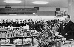 Die Eröffnung der Innenstadt-Filiale war ein gesellschaftliches Ereignis. Kurt Lichdi erinnerte bei der Eröffnung daran, dass er schon 1950 die erste SB-Filiale hatte. Die Eröffnung der Innenstadt-Filiale war ein gesellschaftliches Ereignis. Kurt Lichdi erinnerte bei der Eröffnung daran, dass er schon 1950 die erste SB-Filiale hatte.