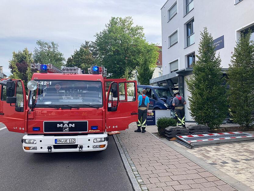 Transporter kracht in Pflegeheim