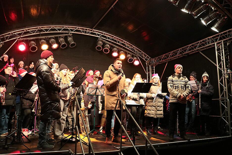 Am MIttwochabend hat Bürgermeister Stefan Neumann den "Advent am Schloss" eröffnet.