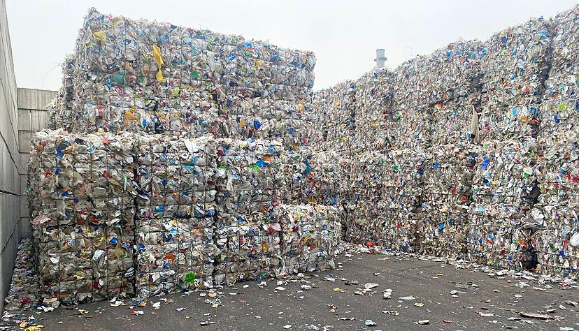 Ballen auf Ballen: Der in &Ouml;lbronn sortierte M&uuml;ll wird in einheitliche Gr&ouml;&szlig;en gepresst und an die Verwerter verteilt.