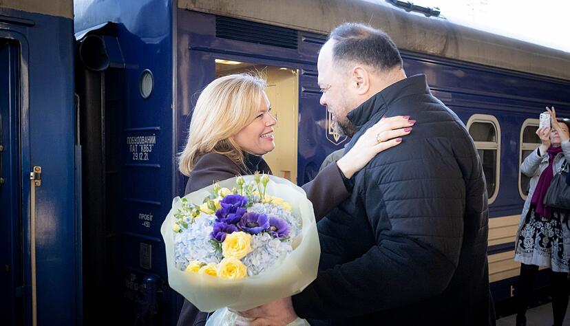 Kl&ouml;ckner wurde vom ukrainischen Parlamentspr&auml;sidenten Ruslan Stefantschuk am Bahnsteig in Kiew empfangen.