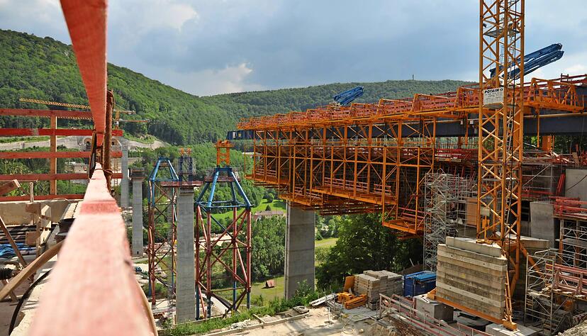 Der Bo&szlig;lertunnel ist im Rohbau fertig. Am Ausgang steht der Kopf der Bohrmaschine namens K&auml;thchen. Sie wird demontiert. Das Modell zeigt, wie die Br&uuml;cke aussehen soll. Fotos: Hettich, DB Projekt Stuttgart&minus;Ulm GmbH