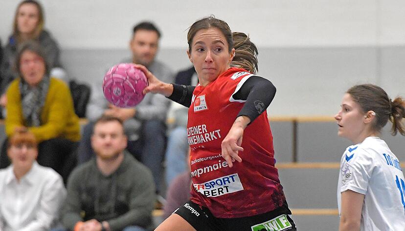 Auf Natascha Weber wartet gegen Regensburg ein Wiedersehen mit ihrem ehemaligen Verein. Die 27-Jährige spielte von 2013 bis 2020 und noch einmal bei einem Gastspiel in der Zweitliga-Aufstiegsrunde 2021 für die Eisenbahnerinnen. Auf Natascha Weber wartet gegen Regensburg ein Wiedersehen mit ihrem ehemaligen Verein. Die 27-Jährige spielte von 2013 bis 2020 und noch einmal bei einem Gastspiel in der Zweitliga-Aufstiegsrunde 2021 für die Eisenbahnerinnen.