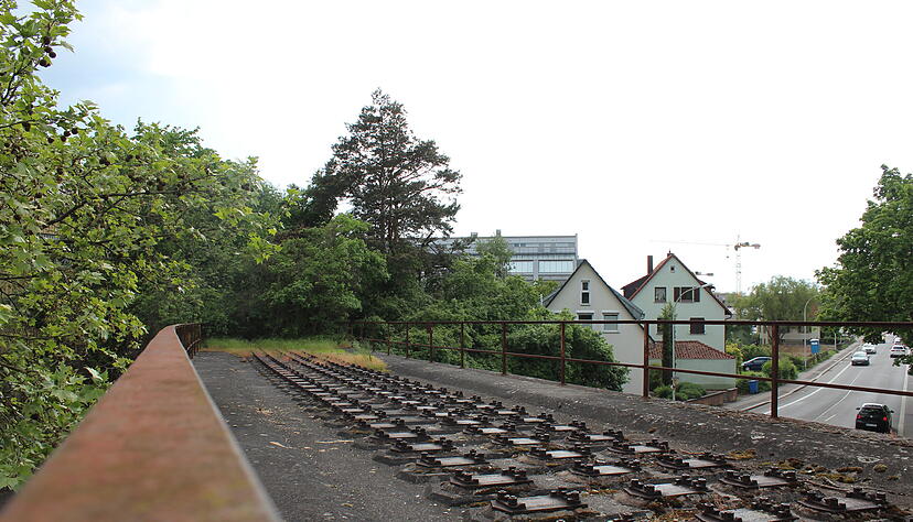 Die alte Bahnbrücke über die Straße Sontheimer Landwehr ist in Heilbronn eines der letzten Zeugnisse der stillgelegten Bottwartalbahn. Die alte Bahnbrücke über die Straße Sontheimer Landwehr ist in Heilbronn eines der letzten Zeugnisse der stillgelegten Bottwartalbahn.