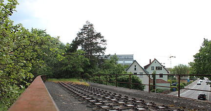 Die alte Bahnbrücke über die Straße Sontheimer Landwehr ist in Heilbronn eines der letzten Zeugnisse der stillgelegten Bottwartalbahn.