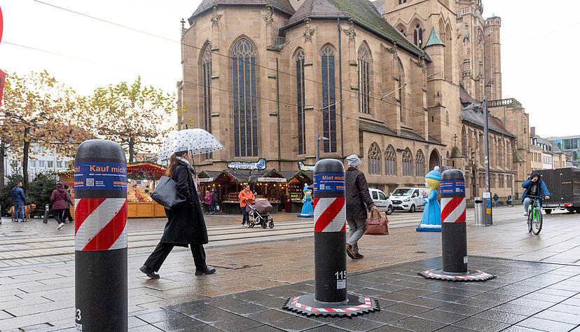 Seit diesem Jahr sind in Heilbronn neue Sicherheitspoller aufgestellt. Werden sie von einem Fahrzeug umgefahren, verkeilen sie sich und machen somit eine Weiterfahrt unmöglich. Seit diesem Jahr sind in Heilbronn neue Sicherheitspoller aufgestellt. Werden sie von einem Fahrzeug umgefahren, verkeilen sie sich und machen somit eine Weiterfahrt unmöglich.