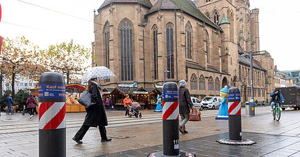 Seit diesem Jahr sind in Heilbronn neue Sicherheitspoller aufgestellt. Werden sie von einem Fahrzeug umgefahren, verkeilen sie sich und machen somit eine Weiterfahrt unmöglich. Seit diesem Jahr sind in Heilbronn neue Sicherheitspoller aufgestellt. Werden sie von einem Fahrzeug umgefahren, verkeilen sie sich und machen somit eine Weiterfahrt unmöglich.