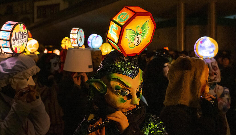 In Basel findet die gr&ouml;&szlig;te Fasnacht der Schweiz statt.