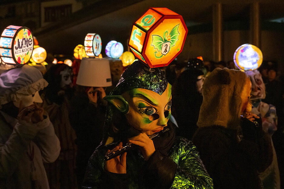 In Basel findet die gr&ouml;&szlig;te Fasnacht der Schweiz statt.
