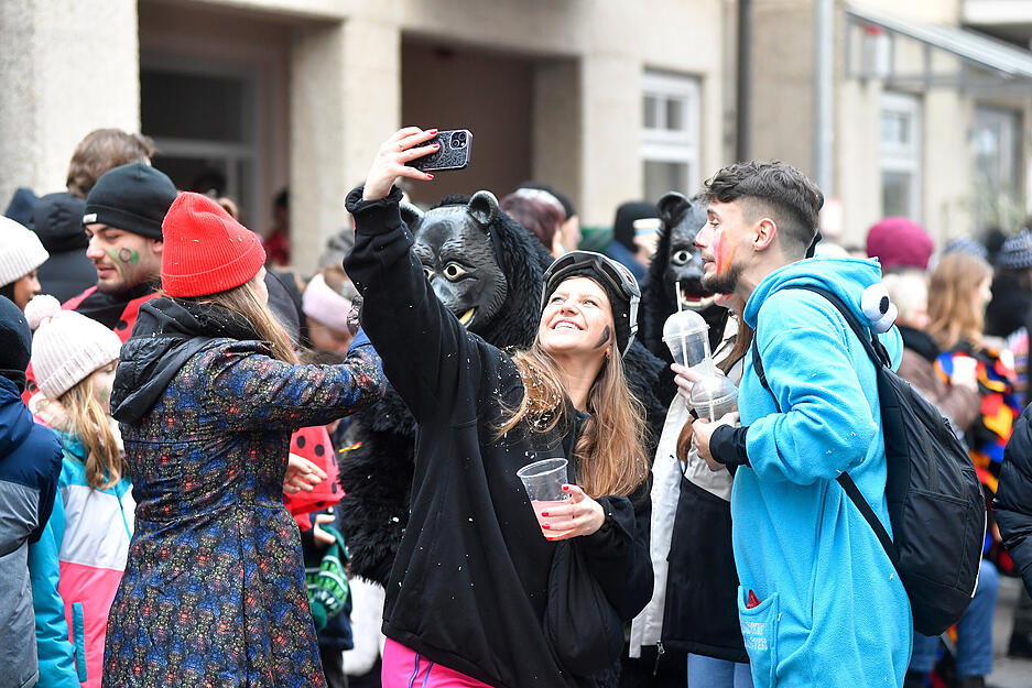 Aufw&auml;ndige Kost&uuml;me gab es beim Brackenheimer Faschingsumzug zu bestaunen. Zahlreiche Zuschauer s&auml;umten beim n&auml;rrischen Treiben die Stra&szlig;en.