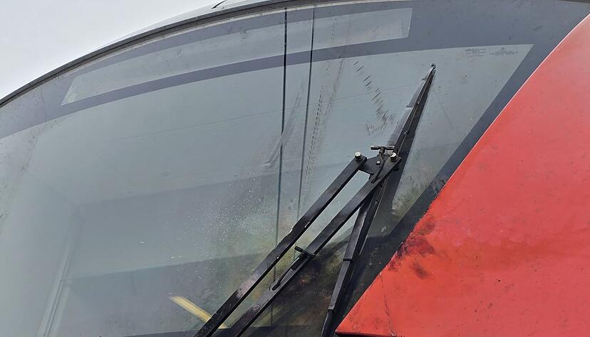 Die defekte Oberleitung hat sichtbare Spuren am Triebwagen hinterlassen.