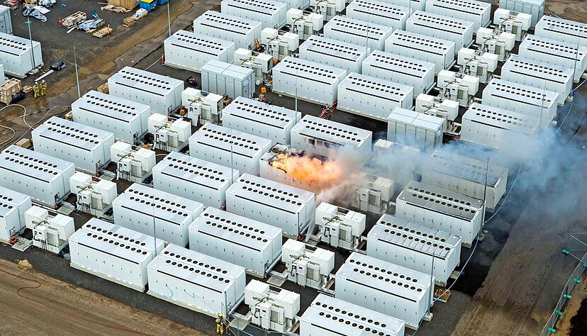Ein spektakuläres, aber sehr unschönes Bild: Im Zuge der baldigen Inbetriebnahme einer 300-Megawatt-Anlage von Tesla fing eine Zelle Feuer.
Foto: AFP Photo/Fire Rescue Victoria Ein spektakuläres, aber sehr unschönes Bild: Im Zuge der baldigen Inbetriebnahme einer 300-Megawatt-Anlage von Tesla fing eine Zelle Feuer.
Foto: AFP Photo/Fire Rescue Victoria