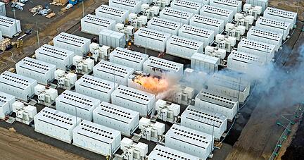 Ein spektakuläres, aber sehr unschönes Bild: Im Zuge der baldigen Inbetriebnahme einer 300-Megawatt-Anlage von Tesla fing eine Zelle Feuer.
Foto: AFP Photo/Fire Rescue Victoria