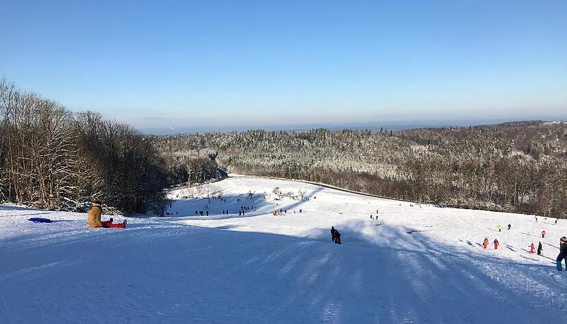 Der weitl&auml;ufige Rodelhang ist am Sonntag Vormittag gut besucht, aber nicht &uuml;berf&uuml;llt. Foto: Alexander Hettich