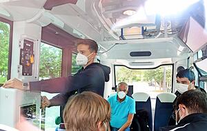 Bei den momentanen Forschungs- und Entwicklungsfahrten werden derzeit auch fünf Sicherheitsfahrer ausgebildet. Bei den momentanen Forschungs- und Entwicklungsfahrten werden derzeit auch fünf Sicherheitsfahrer ausgebildet.