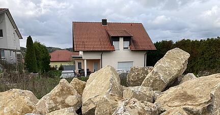 In dem Haus am Ortsrand von Walldürn soll ein 37-Jähriger eine junge Frau über Tage bei sich festgehalten und vergewaltigt haben. Die Suche nach weiteren Opfern hat begonnen.