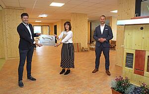 Tobias Kn&uuml;lle (von links), Christina Veyel und Thomas Einfalt freuen sich &uuml;ber die neue Kita. Kn&uuml;lle &uuml;berreichte neben dem Schl&uuml;ssel auch ein Insektenhotel.