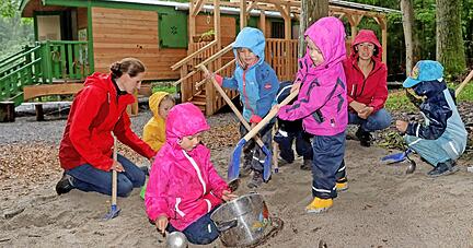 Bei Regen ist es noch schöner, im Sand zu spielen. Dann lässt sich so ein schöner Schlamm anrühren. Mit dabei sind die Erzieherinnen Carolin Drautz-Scholz (links) und Anja Dietrich. Im Hintergrund die Unterkunft des Waldkindergartens. Bei Regen ist es noch schöner, im Sand zu spielen. Dann lässt sich so ein schöner Schlamm anrühren. Mit dabei sind die Erzieherinnen Carolin Drautz-Scholz (links) und Anja Dietrich. Im Hintergrund die Unterkunft des Waldkindergartens.