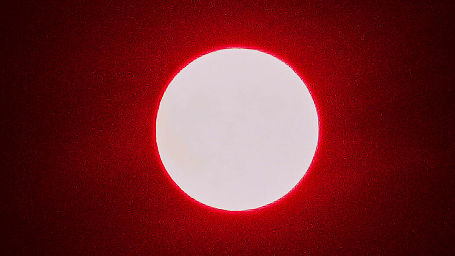 Der Erdbeermond hat seinen Namen aber nicht aufgrund einer leuchtend roten F&auml;rbung erhalten. ﻿