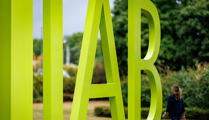 Die Arbeitslosigkeit wird einer IAB-Regionalprognose im Osten leicht zunehmen, im Westen leicht sinken (Archivbild). Die Arbeitslosigkeit wird einer IAB-Regionalprognose im Osten leicht zunehmen, im Westen leicht sinken (Archivbild).
