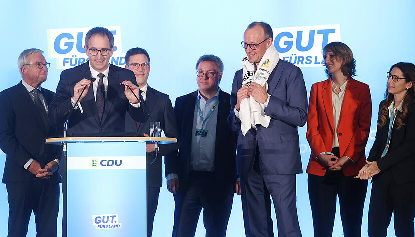 OB Sebastian Frei hielt eine launige Ansprache, Kanzler Merz trug das Handtuch als Accessoire um den Hals.