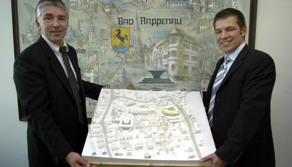 Zusammengestellt von Archiv und Dokumentation der Heilbronner Stimme 

15.10.2004 Oberb&uuml;rgermeister Hans Heribert Bl&auml;ttgen und Projektentwickler Joachim Kruck hoffen, dass das Modell f&uuml;r das Stadtcarr&eacute; m&ouml;glichst bald im Ma&szlig;stab 1:1 umgesetzt werden kann.