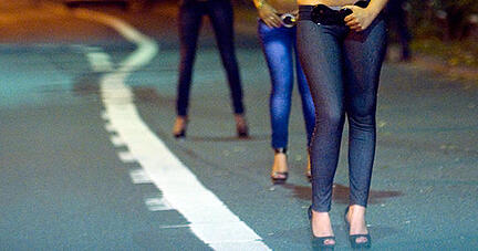 ARCHIV - ILLUSTRATION - Prostituierte warten am 08.09.2011 auf einem Straßenstrich auf Freier. Weil sie Frauen aus Bulgarien zur Prostitution gezwungen haben sollen, stehen zwei 31 und 34 Jahre alte Männer an vor dem Landgericht Hannover. Foto: Boris Roessler/dpa (zu lni "Prozess um Zwangsprostitution - Frauen aus Bulgarien verschleppt" vom 17.10.2014) +++(c) dpa - Bildfunk+++ ARCHIV - ILLUSTRATION - Prostituierte warten am 08.09.2011 auf einem Straßenstrich auf Freier. Weil sie Frauen aus Bulgarien zur Prostitution gezwungen haben sollen, stehen zwei 31 und 34 Jahre alte Männer an vor dem Landgericht Hannover. Foto: Boris Roessler/dpa (zu lni "Prozess um Zwangsprostitution - Frauen aus Bulgarien verschleppt" vom 17.10.2014) +++(c) dpa - Bildfunk+++