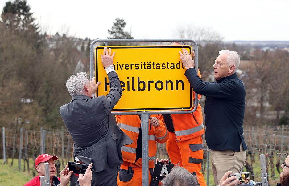 Februar: Heilbronn ist offiziell Universit&auml;tsstadt. Baden-W&uuml;rttembergs Innenminister Thomas Strobl und B&uuml;rgermeister Harry Mergel stellen das neue Ortsschild auf.