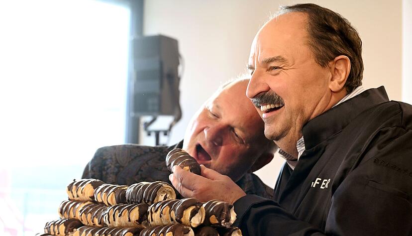 Star-Koch Johann Lafer pr&auml;sentierte eine neue Schaumrollen-Kreation.