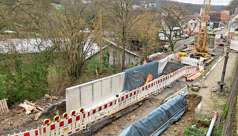 Einige der Wände an der Wollenberger Ortseinfahrt stehen bereits, der Gewölbekeller ist komplett abgedeckt. Einige der Wände an der Wollenberger Ortseinfahrt stehen bereits, der Gewölbekeller ist komplett abgedeckt.