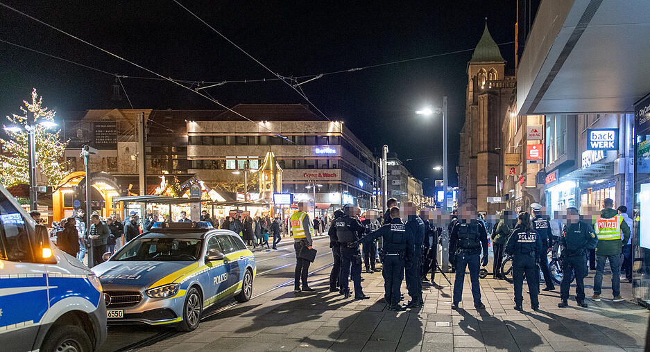 Bei einer gr&ouml;&szlig;eren Kontrollaktion der Polizei sind am Donnerstagabend (28. November) auf dem Heilbronner Markplatz und am Hauptbahnhof mehr als 100 Personen kontrolliert worden.