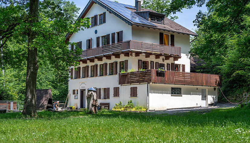 Unterhalb der Terrasse des Naturfreundehauses Steinknickle in Neuh&uuml;tten ist die Fl&auml;che geschottert worden. Das Fundament f&uuml;r die Fluchttreppe in die Stockwerke ist bereits gelegt.