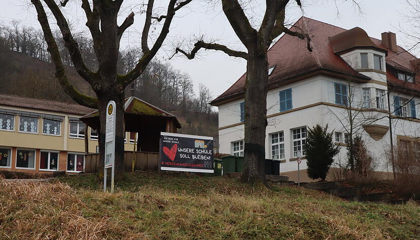 Wird die Ernsbacher Grundschule geschlossen oder nicht? Der Ortschaftsrat darf ausnahmsweise mitentscheiden. Wird die Ernsbacher Grundschule geschlossen oder nicht? Der Ortschaftsrat darf ausnahmsweise mitentscheiden.