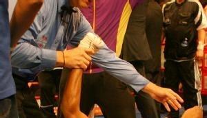 Anselmo Moreno kniet nach der Urteilsverk&uuml;ndung auf dem Ringboden und k&uuml;sst seine Faust.