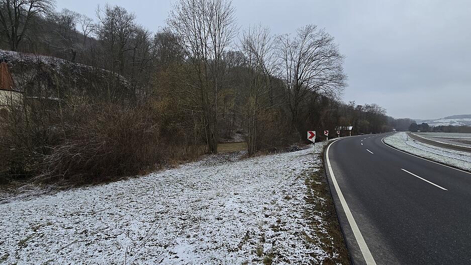 Eine 76-jährige Frau ist am Donnerstagabend, 13. Februar, bei einem Verkehrsunfall im Hohenlohekreis gestorben. Etwa an dieser Stelle war die Fahrbahn zum Unglückszeitpunkt schneeglatt. Am Tag danach ist die Straße von Schnee und Eis geräumt. Eine 76-jährige Frau ist am Donnerstagabend, 13. Februar, bei einem Verkehrsunfall im Hohenlohekreis gestorben. Etwa an dieser Stelle war die Fahrbahn zum Unglückszeitpunkt schneeglatt. Am Tag danach ist die Straße von Schnee und Eis geräumt.