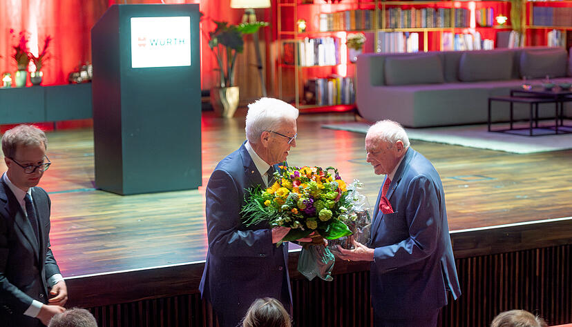 Seinen 90. Geburtstag hat Reinhold Würth am Ostersonntag zunächst im Kreis der Familie gefeiert. Am Dienstag folgte der offizielle Festakt mit Gästen aus Politik, Wirtschaft und Kultur. Seinen 90. Geburtstag hat Reinhold Würth am Ostersonntag zunächst im Kreis der Familie gefeiert. Am Dienstag folgte der offizielle Festakt mit Gästen aus Politik, Wirtschaft und Kultur.