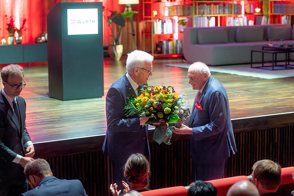 Seinen 90. Geburtstag hat Reinhold Würth am Ostersonntag zunächst im Kreis der Familie gefeiert. Am Dienstag folgte der offizielle Festakt mit Gästen aus Politik, Wirtschaft und Kultur. Seinen 90. Geburtstag hat Reinhold Würth am Ostersonntag zunächst im Kreis der Familie gefeiert. Am Dienstag folgte der offizielle Festakt mit Gästen aus Politik, Wirtschaft und Kultur.