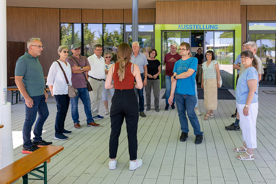 Die Biologin Linda Lustig f&uuml;hrt die Teilnehmer der Lesersommer-Aktion der Heilbronner Stimme durch den Klimaschutzgarten der Sinsheimer Klima-Arena.