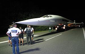 In einer dreitägigen Mammutaktion wurde der ausgemusterte Überschall-Jet der Air France vom Flughafen Karlsruhe/Baden-Baden (Baden-Airport) in Rheinmünster-Söllingen über die Autobahn bei Altlußheim ins Technik Museum Sinsheim gebracht.